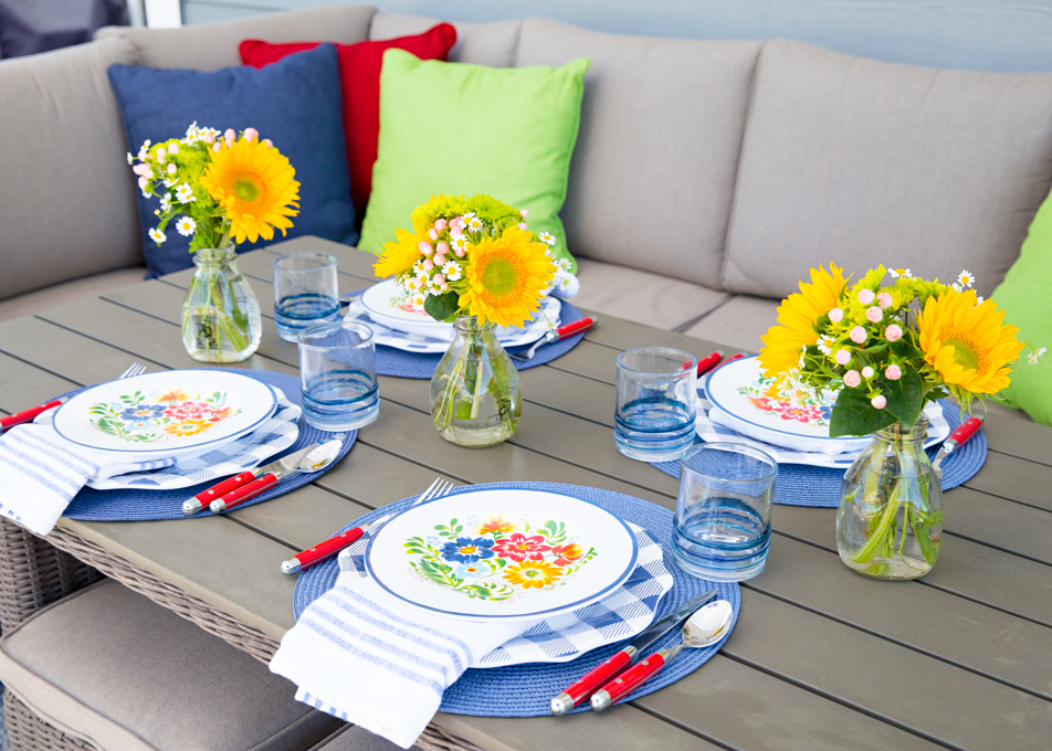 Blue Floral Outdoor Tablescape