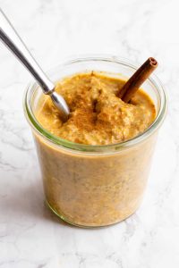 pumpkin-spice-overnight-oats-in-jar